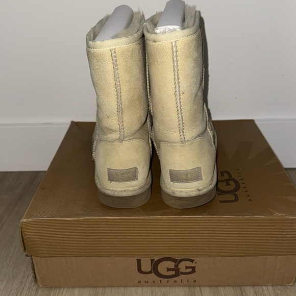 UGG Australia Boots - Picture 2 of 7